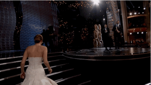 Jennifer Lawrence caindo no Oscar, gif Jennifer Lawrence caindo no Oscar, gif